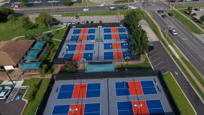 Sơn sân pickleball Êm chân với sơn DECOTURF USA 4 lớp bê tông